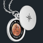 Eleganter 32. Geburtstag der Bronze Medaillon<br><div class="desc">Gedenken Sie den 32. Hochzeitstag mit diesem eleganten Schloss! Elegante schwarze Serifen und serifenlose Schriftzeichen mit sechseckigen Konfetti auf einem Bronzebildschirm verleihen diesem besondere Anlass eine unvergessliche Touch und einen außergewöhnlichen Meilenstein. Passen Sie sich mit den Namen des glücklichen Paares und den Terminen für ihren Bronzebag an. Design © W.H....</div>