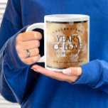 Eleganter 49. Geburtstag der Kupferhochzeit Jumbo-Tasse<br><div class="desc">Feiern Sie das 49. Kupferhochzeitjubiläum mit ein paar dieser schicken Kaffeemäuse! Elegante Schriften mit hexagonaler Konfetti auf Kupferfolienhintergrund sorgen für eine unvergessliche Touch für diesen besondere Anlass und einen außergewöhnlichen Meilenstein. Personalisieren Sie die Namen des Paares, die Ehedaten und/oder Glückwunschnachrichten. Umkehrung zeigt identisches Design. Design © W.H. Sim, Alle Rechte...</div>