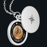 Eleganter 49. Geburtstag der Kupferhochzeit Medaillon<br><div class="desc">Gedenken Sie den 49. Hochzeitstag mit diesem eleganten Schloss! Elegante Schwarz-Weiß-Schriften mit sechseckigen Konfetti auf Kupferfolienhintergrund sorgen für eine unvergessliche Touch für diesen besondere Anlass und einen außergewöhnlichen Meilenstein. Passen Sie sich die Namen der glücklichen Paare an und die Termine für ihren Kupferjubiläum. Design © W.H. Sim, Alle Rechte vorbehalten....</div>