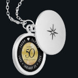 Eleganter 50. Geburtstag der Goldenen Hochzeit Medaillon<br><div class="desc">Gedenken Sie den 50. Hochzeitstag mit diesem eleganten Schloss! Elegante schwarze Serifen und serifenlose Schriftzeichen mit sechseckigen Konfetti auf goldenem Gradientenhintergrund fügen diesem besondere Anlass eine unvergessliche Touch und einen außergewöhnlichen Meilenstein. Passen Sie sich mit den Namen des glücklichen Paares und den Terminen für ihr goldenes Jubiläum an. Design ©...</div>