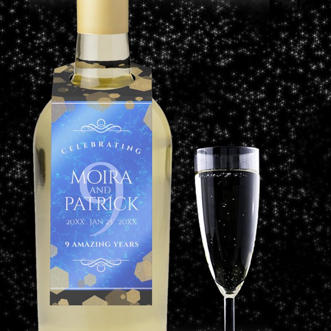 Eleganter 9. Lapis Lazuli Hochzeitstag Flaschenanhänger (9th wedding anniversary bottle hanger with champagne flute on a starry night sky.)
