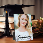Eleganter Abschluss Blüht Skriptüberlagerungs-Foto Fotoplatte<br><div class="desc">Der Graduate in eleganter schwarzer Kalligrafie über Ihrem Senior Portrait Foto ist eine schöne,  minimalistische Abschluss Foto-Plakette. Passen Sie mit Ihrem Namen und High School of 2025 unter der kursiven Typografie auf diesem chic keepake Geschenk an.</div>