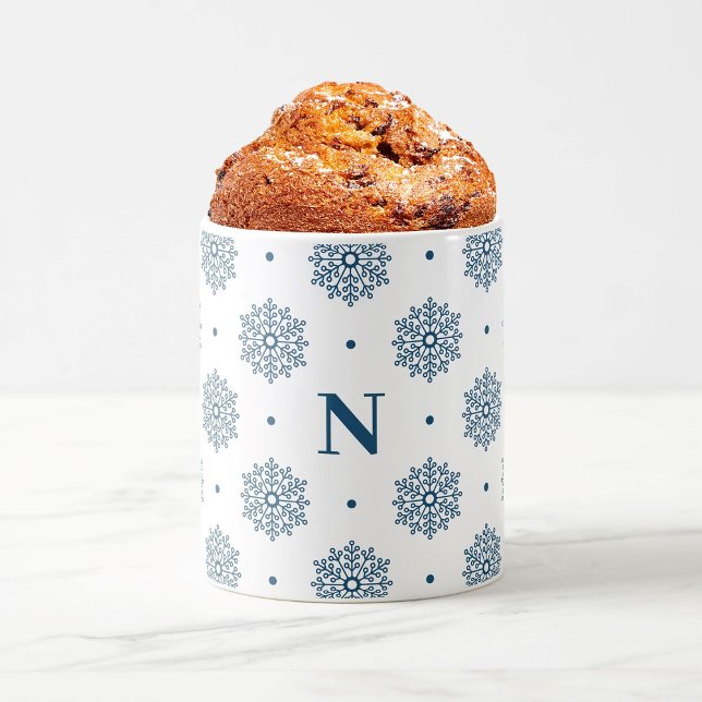 Eleganter Aquamariner Snowflake-Muster Monogram Ho Kaffeetasse (Elegant teal blue winter seasonal mug with simple minimalist monogram and snowflake pattern design.)