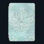 Eleganter Aquamariner und weißer Damast iPad Mini Hülle<br><div class="desc">Weiße Damast filigrane und blumengeschmückte Muster auf weichem,  pastellfarbenem,  aquamarinem Hintergrund.</div>