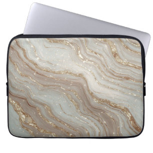 Eleganter beiger Marmorhintergrund mit goldenem Gl Laptopschutzhülle