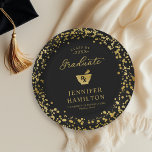 Eleganter Black Gold Pharmacy School Abschluss Pappteller<br><div class="desc">Machen Sie mit dieser modernen Suite Ihre Abschlussfeier 2025 unvergesslich. Mit goldenen Konfetti auf schwarzem Hintergrund und eleganter Kalligraphie, erschließt es perfekt die Brillanz Ihres Erfolges. Das Design kann auf Ihre spezifischen Bedürfnisse und Wünsche zugeschnitten werden. Wenn Sie Farbänderungen, Designänderungen oder zusätzliche Elemente benötigen, sollten Sie sich an uns wenden....</div>