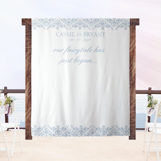 Eleganter blauer und weißer Jahrgang Wandteppich (elegant blue and white wedding tapestry backdrop with personalized saying bride groom names and date)