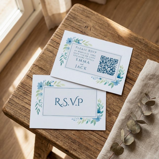 Eleganter Blue Floral Wedding RSVP QR Code Begleitkarte (Elegant Blue Floral Wedding RSVP QR Code Enclosure Card)