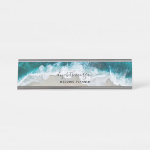 Eleganter Blue Green Beach Script Hochzeitsplaner Schreibtischnamensplakette