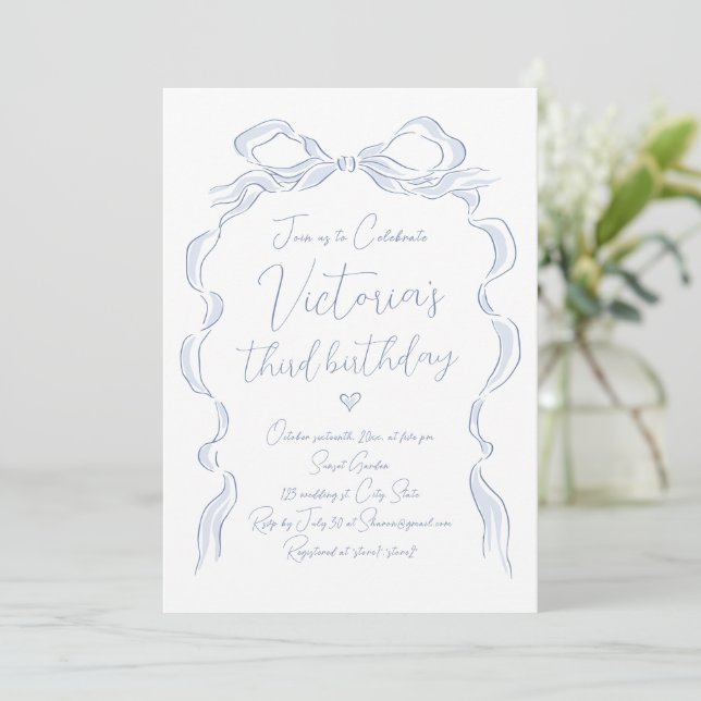 Eleganter Blue Hand Drawn Bow jedes Alter Baby Geb Einladung (Stehend Vorderseite)