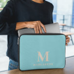 Eleganter Blue Monogram Laptop Sleeve<br><div class="desc">Elegant Blue Abstrakter Laptop-Ärmel. Schützen Sie Ihren Laptop mit diesem leichten, aquamarinen und beigen Sand abstrakten Laptop-Ärmel. Einfach mit Ihrem eigenen Namen (oder einem anderen Namen) personalisieren, indem Sie auf "DIESE VORLAGE PERSONALISIEREN" klicken. Dieser Laptop-Ärmel ist für diejenigen, die gewollt, um den Laptop mit sanften pastellfarbenen Palette und persönliche Touch...</div>