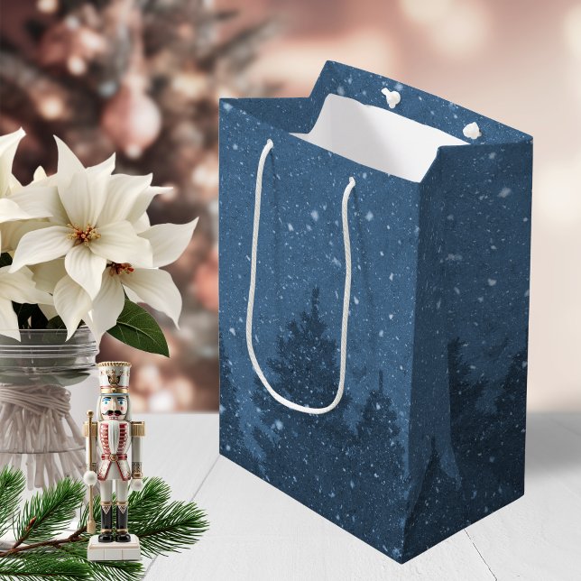 Eleganter Blue Winter Snow Trees Holiday Mittlere Geschenktüte (Elegant Blue Winter Snow Trees Holiday Medium Gift Bag)