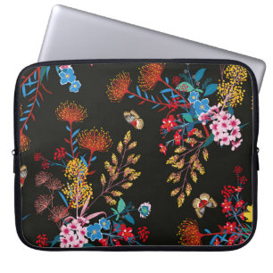 Eleganter blühender Garten mit Blumen und Schmette Laptopschutzhülle