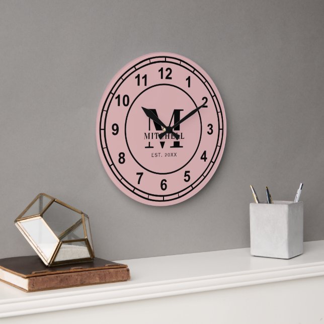 Eleganter Blush Pink Monogram, benutzerdefinierter Große Wanduhr (Büro)