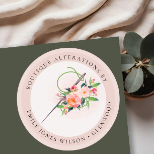 Eleganter Blush Pink Needle Wasserfarbe Blumenmata Runder Aufkleber