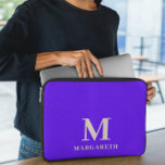 Eleganter Bright Blue Monogram Laptop Sleeve<br><div class="desc">Eleganter, hellblauer Monogram Laptop Sleeve Schützen Sie Ihren Laptop mit diesem hellblauen und beigen Schriftart Laptop Ärmel. Einfach mit Ihrem eigenen Namen (oder einem anderen Namen) personalisieren, indem Sie auf "DIESE VORLAGE PERSONALISIEREN" klicken. Dieser Laptop-Ärmel ist für diejenigen, die gewollt, um den Laptop mit lebhaften Farbpalette und persönliche Touch zu...</div>