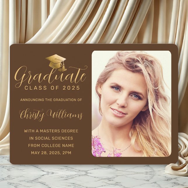 Eleganter Brown Gold Foto Uni-Abschluss Ankündigung (Brown and Gold Photo graduation Announcement for College Grads )