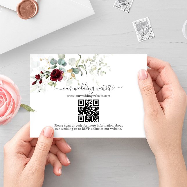 Eleganter Burgundy Floral QR Code Wedding Begleitkarte (Von Creator hochgeladen)