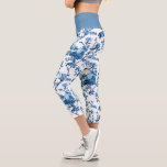 Eleganter Chic Vintag Blue Rose Floral Capri Leggings<br><div class="desc">Elegantes und schicke,  Vintag inspiriert,  nahtloses Blumenmuster mit farbenfrohen Rose,  Weinreben,  Blattwerk und Nelken auf weißem Hintergrund. Waistband Farbe ist anpassbar.</div>