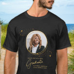 Eleganter Custom Graduate Foto Gold Abschluss T-Shirt<br><div class="desc">Herzlichen Glückwunsch zum Abschluss Ihres Kindes! Als stolze Mutter hast du es verdient, deine Liebe und Unterstützung mit einem personalisierten T - Shirt zu zeigen. Dieses elegante, moderne Design besticht durch einen goldenen Rahmen, der Ihr Lieblingsstift Ihres Absolventen-Fotos darstellt. Dieses Shirt ist für alle Senioren, die dieses Jahr geschlossen werden,...</div>