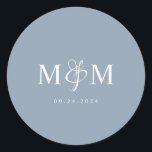 Eleganter Dusty Blue Monogram Wedding Umschlag Auf Runder Aufkleber<br><div class="desc">Moderner,  eleganter,  dunkelblauer Monogramm-Hochzeitsstift.</div>