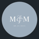 Eleganter Dusty Blue Monogram Wedding Umschlag Auf Runder Aufkleber<br><div class="desc">Moderner,  eleganter,  dunkelblauer Monogramm-Hochzeitsstift.</div>