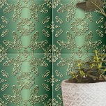Eleganter Extravaganter Luxus Verziert Gold Green  Fliese<br><div class="desc">Das ist eine faszinierende dekorative Keramik, die eine Aura der Eleganz und Eleganz ausstrahlt. Die Kachel weist ein symmetrisches, verziertes Design in einer goldenen Farbe auf, die sich durch einen dunkelgrünen Hintergrund auszeichnet. Das komplexe Muster, bestehend aus Wirbel, Blätter und Blumenschmuck, fügt eine Touch von naturlich inspirierter Schönheit hinzu. Der...</div>