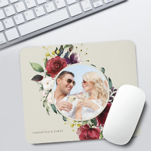Eleganter floraler burgunderroter rosa Kranz Foto Mousepad
