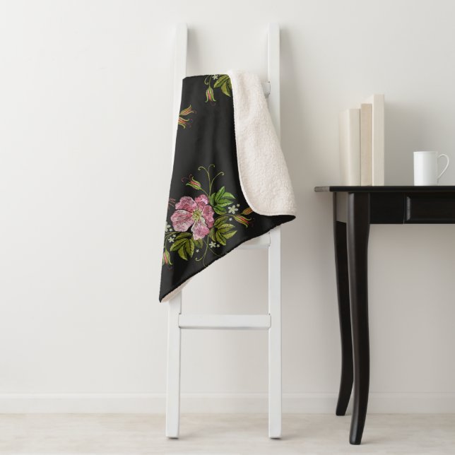 Eleganter floraler Stickereimuster Schwarzer Hinte Sherpadecke (Beispiel)
