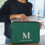 Eleganter Forest Green Monogram Laptop Sleeve<br><div class="desc">Eleganter Forest Green Monogram Laptop Sleeve Schützen Sie Ihren Laptop mit diesem waldgrünen und beigen Schriftart Laptop Ärmel. Einfach mit Ihrem eigenen Namen (oder einem anderen Namen) personalisieren, indem Sie auf "DIESE VORLAGE PERSONALISIEREN" klicken. Dieser Laptop-Ärmel ist für diejenigen, die gewollt, um den Laptop mit lebhaften Farbpalette und persönliche Touch...</div>