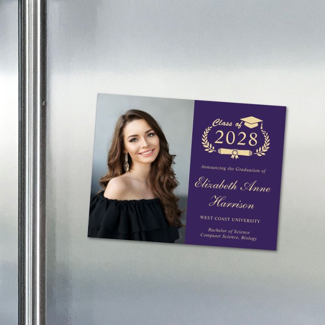 Eleganter Foto Lila Abschluss Magnetkarte (An elegant magnetic college graduation announcement to celebrate the graduate's achievements)