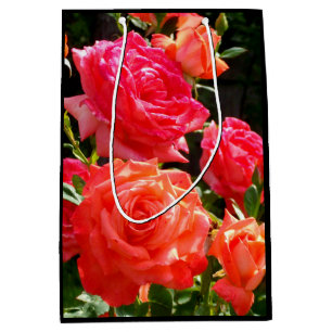 Eleganter Garten mit orangefarbenen Rose Rose Mittlere Geschenktüte