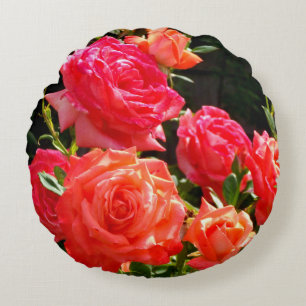Eleganter Garten mit orangefarbenen Rose Rose Rundes Kissen