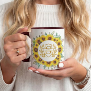 Eleganter gelber Sonnenblumenkranz Monogramm Name Tasse