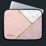 Eleganter geometrischer laptopschutzhülle<br><div class="desc">Stilvoller geometrischer Entwurf, der Imitat-Rosen-GoldGlitter, Gold und weißen Marmor kennzeichnet.</div>