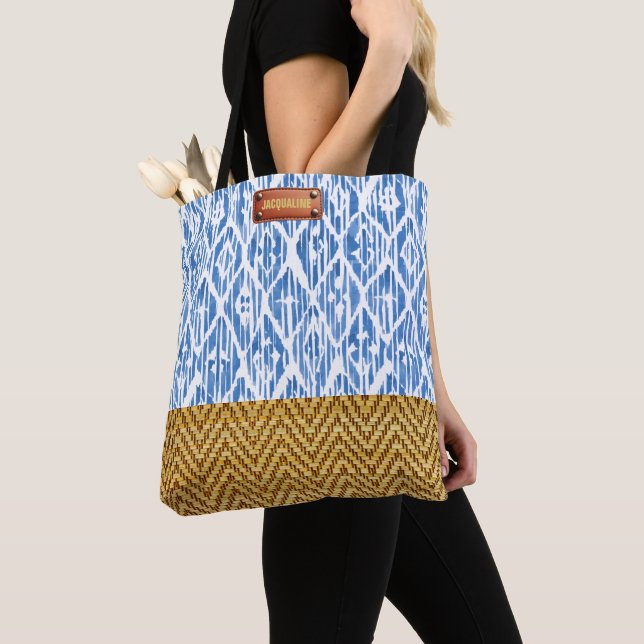 Eleganter, geometrischer RattanLook mit blauem Was Tasche (Von Nahem)