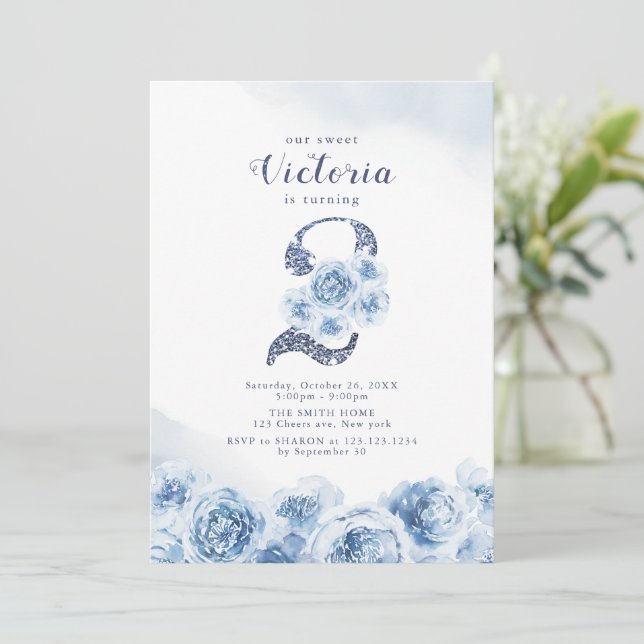 Eleganter Glitzer-Drehbuch blau floral 2. Geburtst Einladung (Stehend Vorderseite)