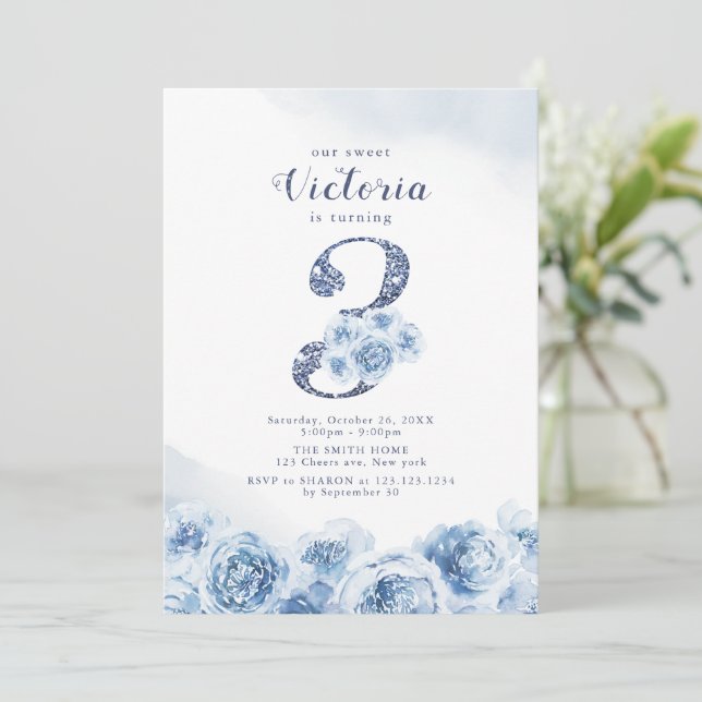Eleganter Glitzer-Drehbuch blau floral 3. Geburtst Einladung (Stehend Vorderseite)