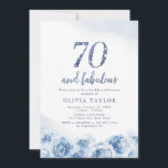 Eleganter Glitzer-Drehbuch blau floral 70. Geburts Einladung<br><div class="desc">Moderne schicke Imitate blauer Glitzer "70 und fabelhaft" Drehbuch,  trendige eisblaue Aquarell Blumendesign,  elegant und stilvoll,  großartige 70. Geburtstagsfeier Einladungen.</div>