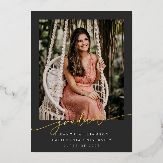 Eleganter Gold Black Script Overlay Foto Abschluss Folieneinladung (Vorderseite)
