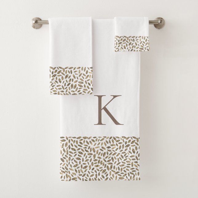 Eleganter Gold Glitzer Feathers auf White Monogram Badhandtuch Set (Insitu)