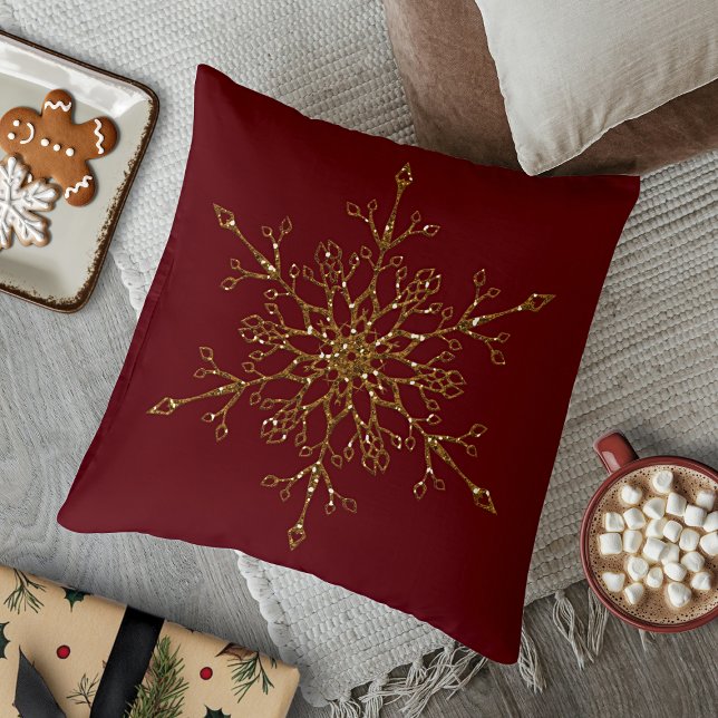 Eleganter Gold Glitzer Holiday Snowflake Dunkelrot Kissen (Elegant Gold Glitter Holiday Snowflake Dark Red Throw Pillow)