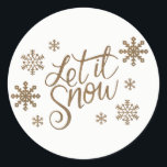 Eleganter Gold-Glitzer lässt es Schneeflocken schn Runder Aufkleber<br><div class="desc">Elegante Imitate goldener Glitzer Weihnachten " Let it verschnee" Zitat mit Schneeflocken.</div>