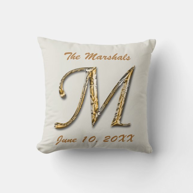 Eleganter Gold Letter M Monogram Wedding Keepake Kissen (Vorderseite)