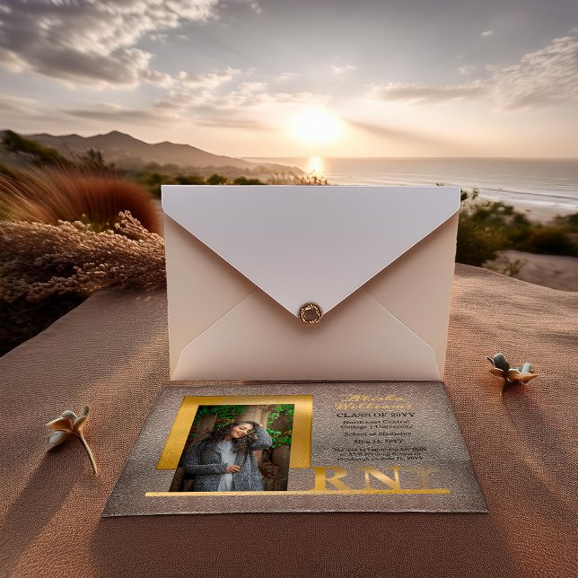 Eleganter Gold RN Caduceus Foto Abschluss Acryleinladungen (Elegant  Gold Tone "RN" Registered Nurse Nursing Caduceus Photo Graduation Acrylic Invitations)