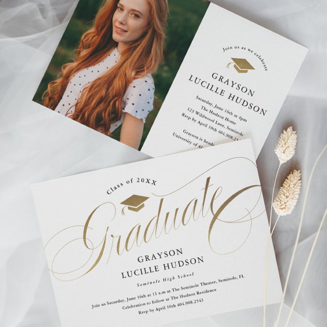 Eleganter Gold Script Foto Abschluss Einladung (Elegant black and gold script graduate photo graduation announcement invitation cards.)