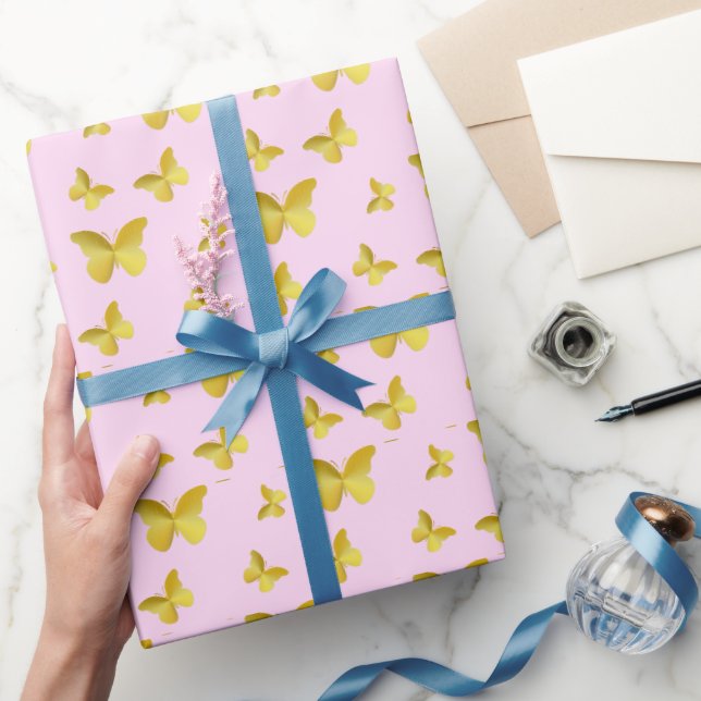 Eleganter Goldener Schmetterling in Rosa Geschenkpapier (Schenken)