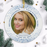 Eleganter Graduate Custom 2 Foto Blue Abschluss Keramik Ornament<br><div class="desc">Das elegante und moderne Abschluss-Ornament - die perfekte Erinnerung an Ihren besonderen Tag! Dieser einfache, aber atemberaubende Sake bietet Platz für zwei personalisierte Fotos, zusammen mit Ihrem Namen und Schuljahr für eine wirklich personalisierte Touch. Egal, ob Sie eine High School, Uni oder einen Abschluss an einer Universität feiern, dieses Ornament...</div>