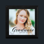 Eleganter Graduate Foto Personalisierter Abschluss Erinnerungskiste<br><div class="desc">Der Graduate in eleganter schwarzer Kalligrafie über Ihr Senior Portrait Foto ist eine wunderschöne,  minimalistische Abschluss Geschenkboxen. Passen Sie mit Ihrem Namen und High School oder Uni-Klasse von 2025 unter der kursiven Typografie an.</div>