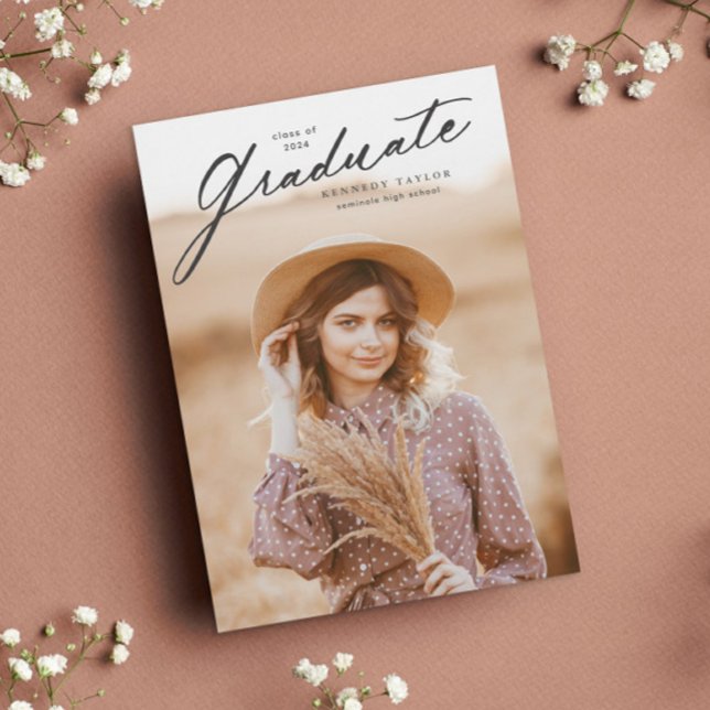 Eleganter Graduate Script Foto Abschluss Einladung (Simple graduate script photo graduation invitation.)